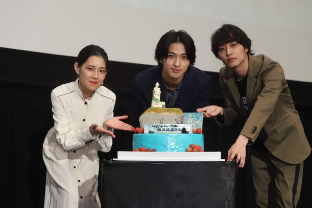 手をつなぐ横浜流星＆松岡広大『いなくなれ、群青』大ヒット御礼舞台あいさつ（19枚目）