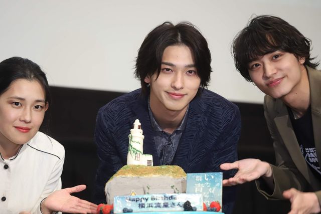 手をつなぐ横浜流星＆松岡広大『いなくなれ、群青』大ヒット御礼舞台あいさつ（20枚目）