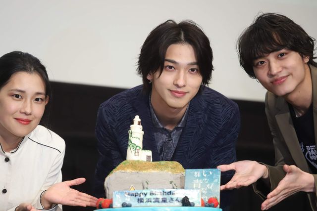 手をつなぐ横浜流星＆松岡広大『いなくなれ、群青』大ヒット御礼舞台あいさつ（21枚目）