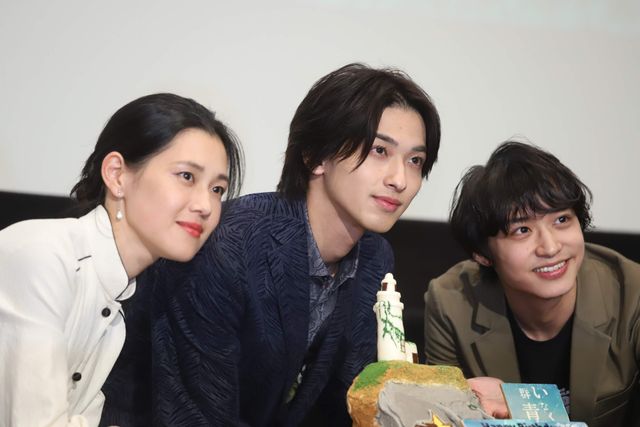 手をつなぐ横浜流星＆松岡広大『いなくなれ、群青』大ヒット御礼舞台あいさつ（22枚目）