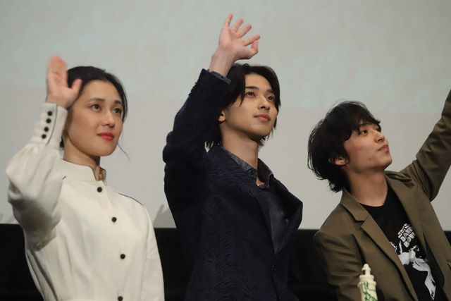 手をつなぐ横浜流星＆松岡広大『いなくなれ、群青』大ヒット御礼舞台あいさつ（23枚目）