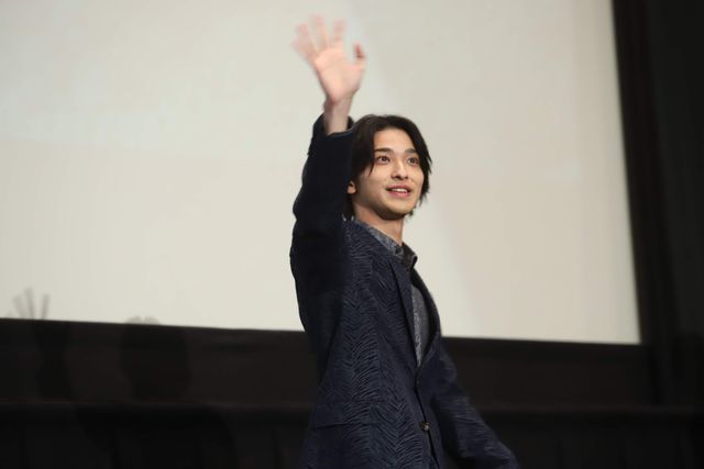 手をつなぐ横浜流星＆松岡広大『いなくなれ、群青』大ヒット御礼舞台あいさつ（24枚目）