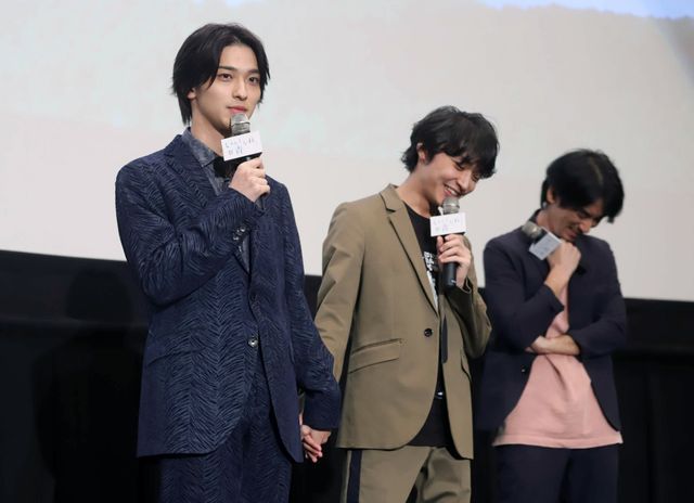 手をつなぐ横浜流星＆松岡広大『いなくなれ、群青』大ヒット御礼舞台あいさつ（25枚目）