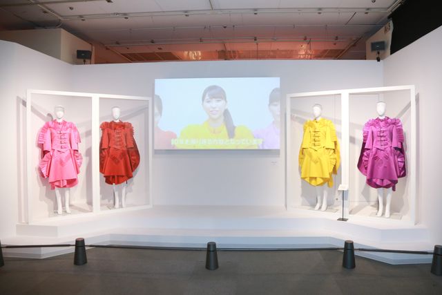 百田夏菜子、玉井詩織、佐々木彩夏、高城れにが登場！「～サイリウムが照らす未来～　ももいろクローバーZ　結成10周年記念展」オープニングイベント（12枚目）