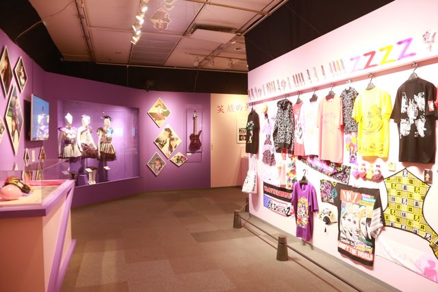 百田夏菜子、玉井詩織、佐々木彩夏、高城れにが登場！「～サイリウムが照らす未来～　ももいろクローバーZ　結成10周年記念展」オープニングイベント（16枚目）