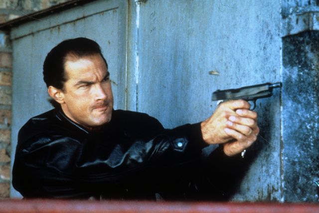 『刑事ニコ／法の死角』（1988）のセガール。独特の銃さばきもセガールアクションの見どころだ