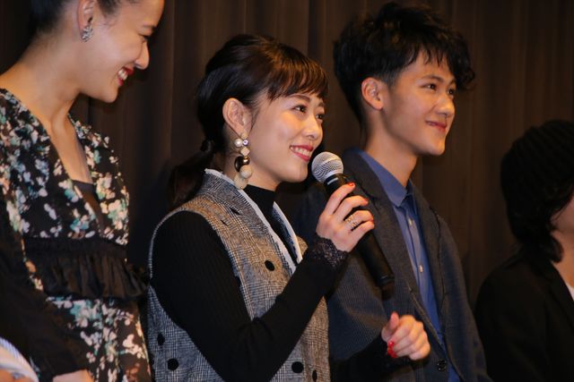 高畑充希、新宿駅前に登場で騒然！　坂口健太郎との交際報道に「内緒です」　画像ギャラリー：フォトギャラリー