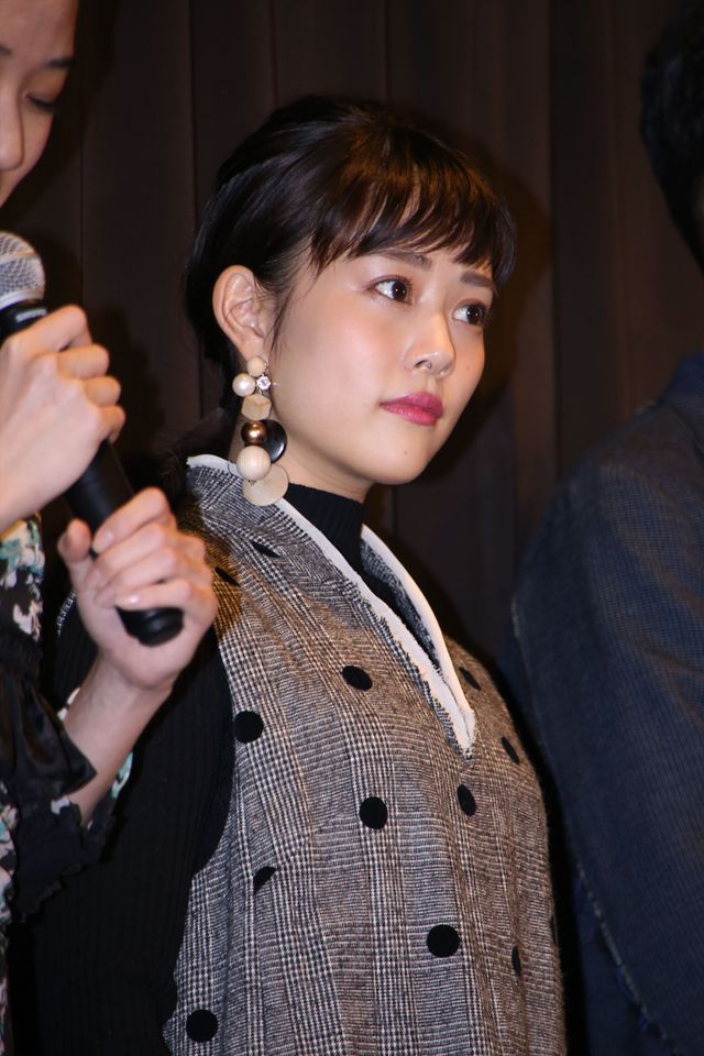 高畑充希、新宿駅前に登場で騒然！　坂口健太郎との交際報道に「内緒です」　画像ギャラリー（3枚目）