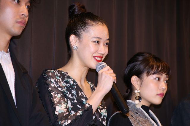 高畑充希、新宿駅前に登場で騒然！　坂口健太郎との交際報道に「内緒です」　画像ギャラリー（4枚目）