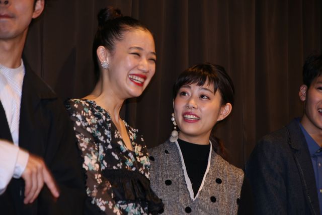 高畑充希、新宿駅前に登場で騒然！　坂口健太郎との交際報道に「内緒です」　画像ギャラリー（5枚目）