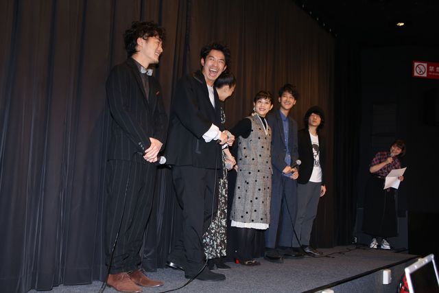 高畑充希、新宿駅前に登場で騒然！　坂口健太郎との交際報道に「内緒です」　画像ギャラリー（6枚目）