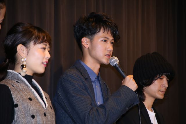 高畑充希、新宿駅前に登場で騒然！　坂口健太郎との交際報道に「内緒です」　画像ギャラリー（7枚目）