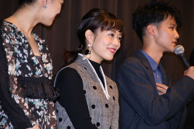 高畑充希、新宿駅前に登場で騒然！　坂口健太郎との交際報道に「内緒です」　画像ギャラリー（8枚目）