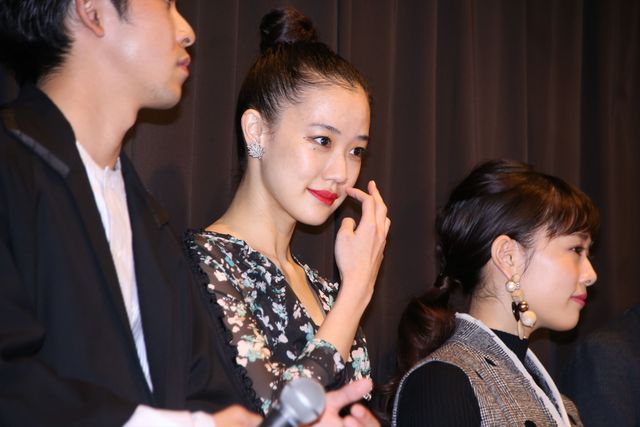 高畑充希、新宿駅前に登場で騒然！　坂口健太郎との交際報道に「内緒です」　画像ギャラリー（10枚目）