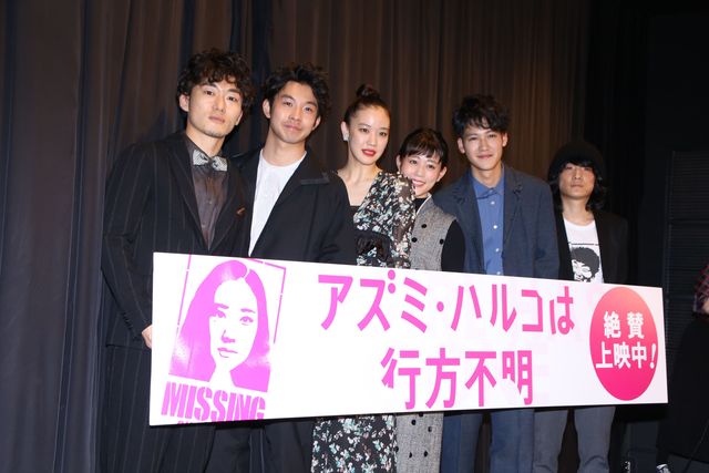 高畑充希、新宿駅前に登場で騒然！　坂口健太郎との交際報道に「内緒です」　画像ギャラリー（11枚目）