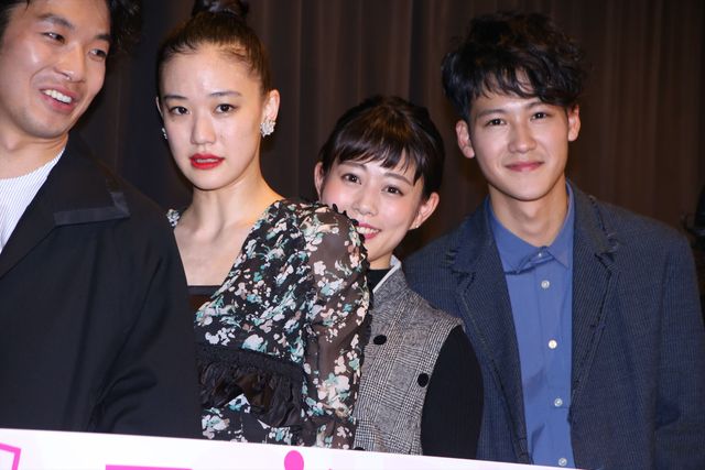 高畑充希、新宿駅前に登場で騒然！　坂口健太郎との交際報道に「内緒です」　画像ギャラリー（12枚目）