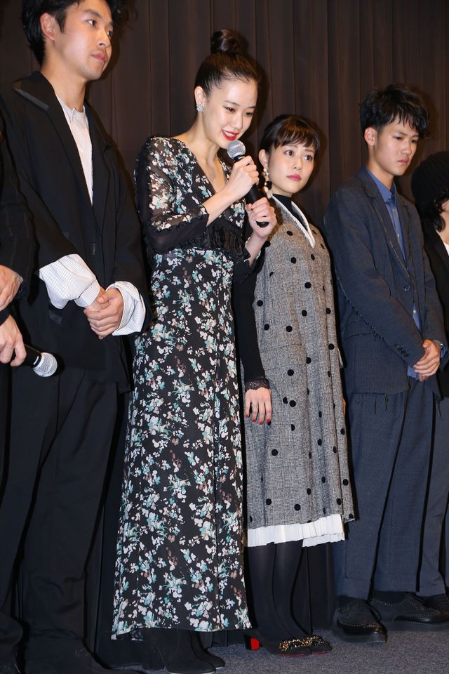 高畑充希、新宿駅前に登場で騒然！　坂口健太郎との交際報道に「内緒です」　画像ギャラリー（13枚目）