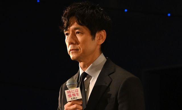 観客の言葉に真剣に聞き入る西島秀俊