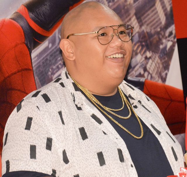 『スパイダーマン』ネッド役俳優、鏡開きでお酒をペロリ！（3枚目）