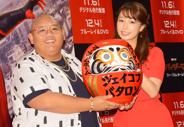 『スパイダーマン』ネッド役俳優、鏡開きでお酒をペロリ！（6枚目）