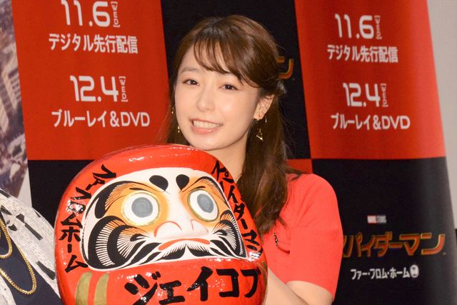 『スパイダーマン』ネッド役俳優、鏡開きでお酒をペロリ！（7枚目）