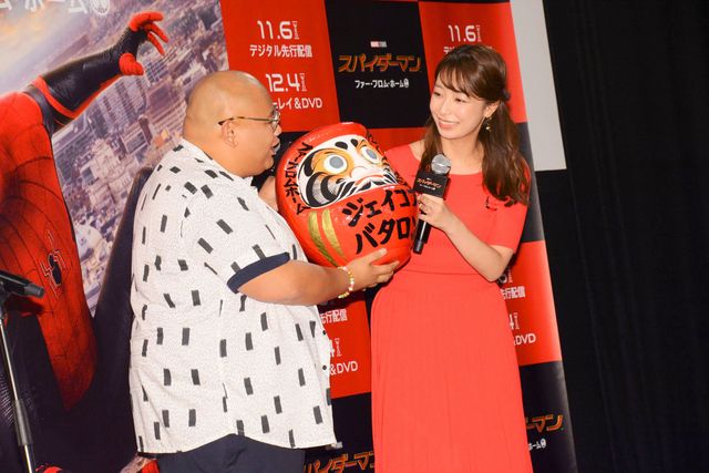 『スパイダーマン』ネッド役俳優、鏡開きでお酒をペロリ！（8枚目）