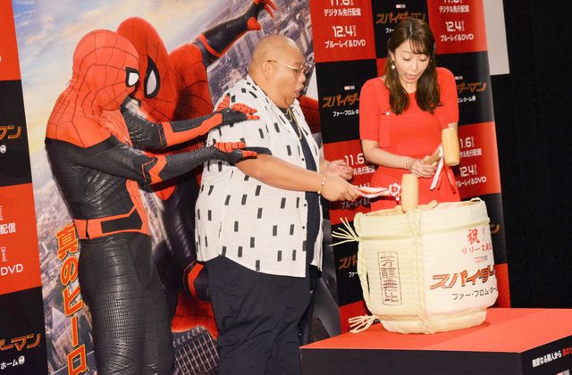 『スパイダーマン』ネッド役俳優、鏡開きでお酒をペロリ！（9枚目）