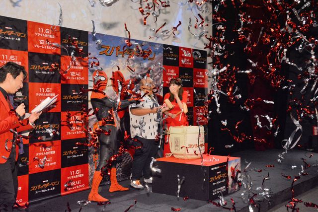 『スパイダーマン』ネッド役俳優、鏡開きでお酒をペロリ！（10枚目）