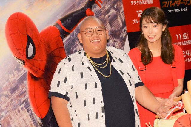 『スパイダーマン』ネッド役俳優、鏡開きでお酒をペロリ！（12枚目）