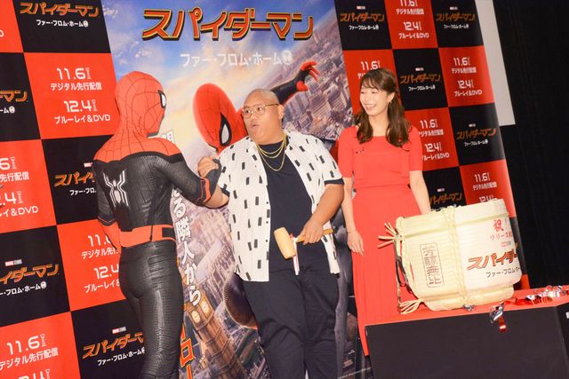 『スパイダーマン』ネッド役俳優、鏡開きでお酒をペロリ！（14枚目）