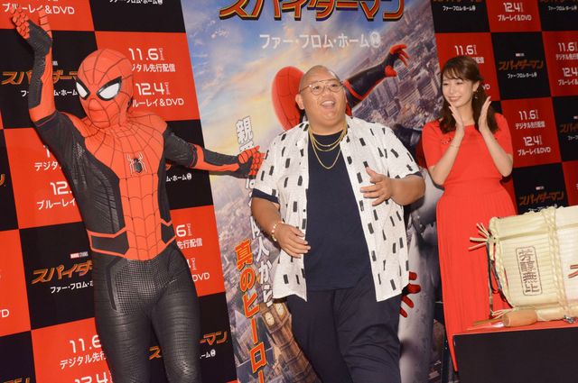 『スパイダーマン』ネッド役俳優、鏡開きでお酒をペロリ！（15枚目）