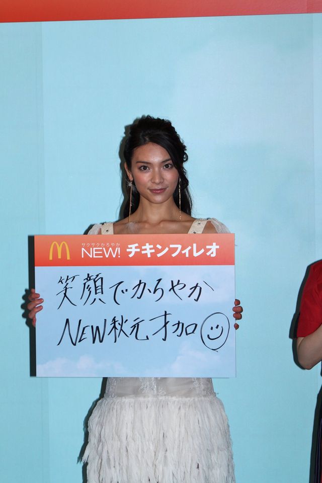 白ドレス姿…秋元才加フォトギャラリー（8枚目）