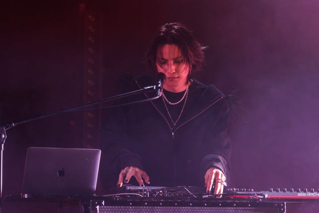 菅田将暉＆レイニ、「グラスハート」OVER CHROME新場面写真＆メイキング＜5枚＞（3枚目）