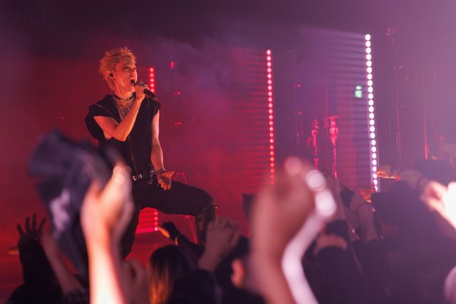 菅田将暉＆レイニ、「グラスハート」OVER CHROME新場面写真＆メイキング＜5枚＞（4枚目）