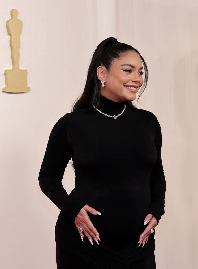 ヴァネッサ・ハジェンズ、ほっこりおなかでレッドカーペット！（5枚目）