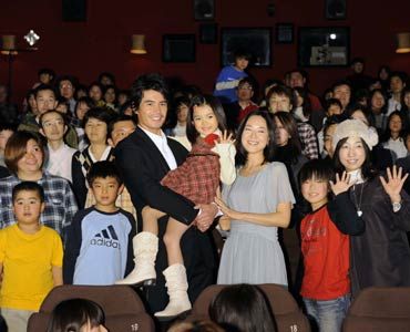 いいパパになりそうです。（写真左から）伊藤英明、大森絢音、桜井幸子