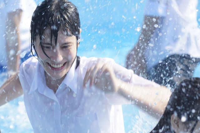 橋本愛＆柳ゆり菜のまぶしい制服姿！『ここは退屈迎えに来て』場面写真：フォトギャラリー