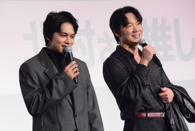 綾野剛、滝汗に思わずジャケット脱ぐ『愚か者の身分』の公開記念舞台あいさつ：フォトギャラリー