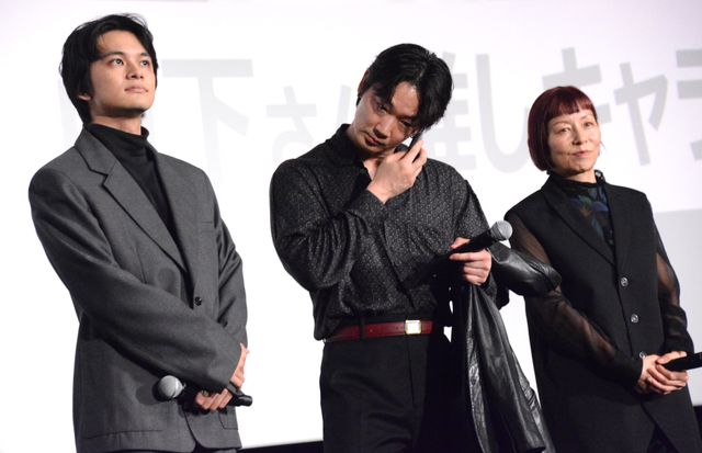 綾野剛、滝汗に思わずジャケット脱ぐ『愚か者の身分』の公開記念舞台あいさつ（2枚目）