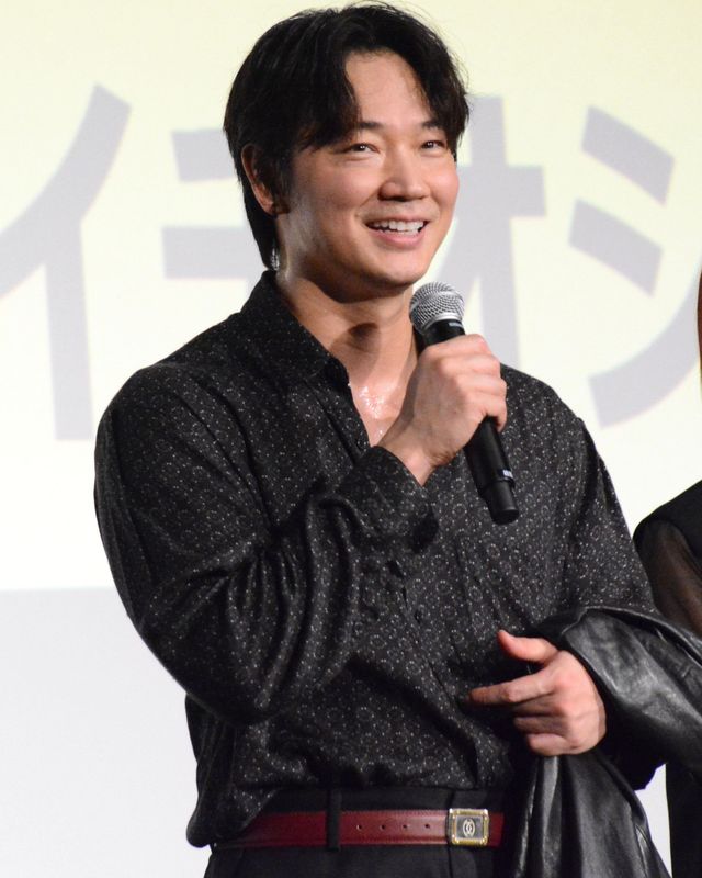 綾野剛、滝汗に思わずジャケット脱ぐ『愚か者の身分』の公開記念舞台あいさつ（3枚目）