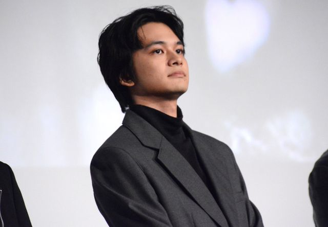 綾野剛、滝汗に思わずジャケット脱ぐ『愚か者の身分』の公開記念舞台あいさつ（4枚目）