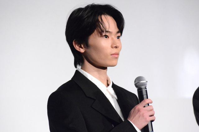 綾野剛、滝汗に思わずジャケット脱ぐ『愚か者の身分』の公開記念舞台あいさつ（6枚目）