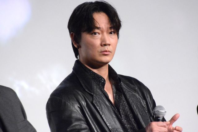 綾野剛、滝汗に思わずジャケット脱ぐ『愚か者の身分』の公開記念舞台あいさつ（7枚目）