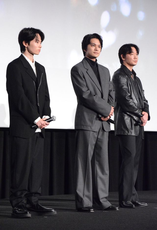 綾野剛、滝汗に思わずジャケット脱ぐ『愚か者の身分』の公開記念舞台あいさつ（9枚目）