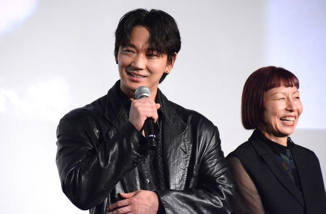 綾野剛、滝汗に思わずジャケット脱ぐ『愚か者の身分』の公開記念舞台あいさつ（10枚目）