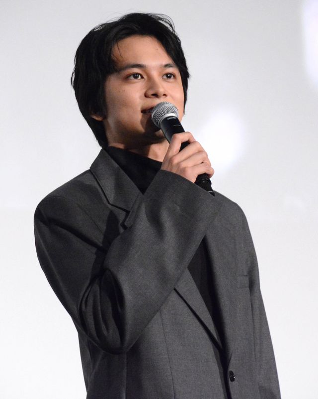 綾野剛、滝汗に思わずジャケット脱ぐ『愚か者の身分』の公開記念舞台あいさつ（11枚目）
