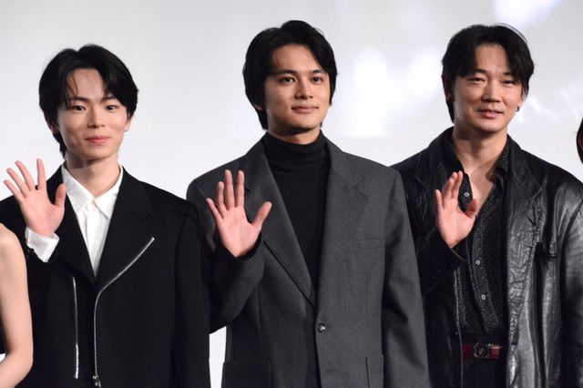 綾野剛、滝汗に思わずジャケット脱ぐ『愚か者の身分』の公開記念舞台あいさつ（14枚目）