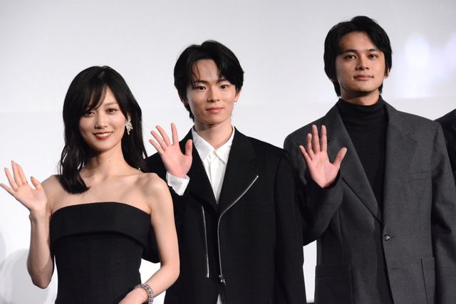 綾野剛、滝汗に思わずジャケット脱ぐ『愚か者の身分』の公開記念舞台あいさつ（15枚目）