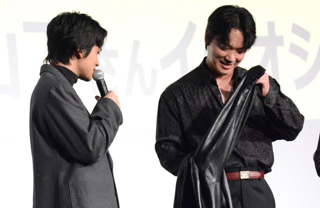 綾野剛、滝汗に思わずジャケット脱ぐ『愚か者の身分』の公開記念舞台あいさつ（16枚目）