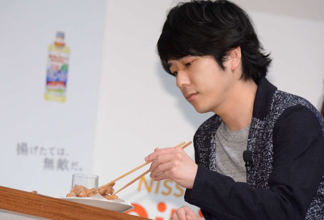 二宮和也、新CM発表会で“揚げたて”を試食：フォトギャラリー